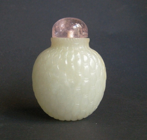 Rare jade snuff bottle sculpted on all the surface - Basket shape